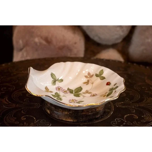 Wedgwood Wild Strawberry Shell Dish with Box | Vintage Bone China Trinket Dish - Picture 4 of 16
